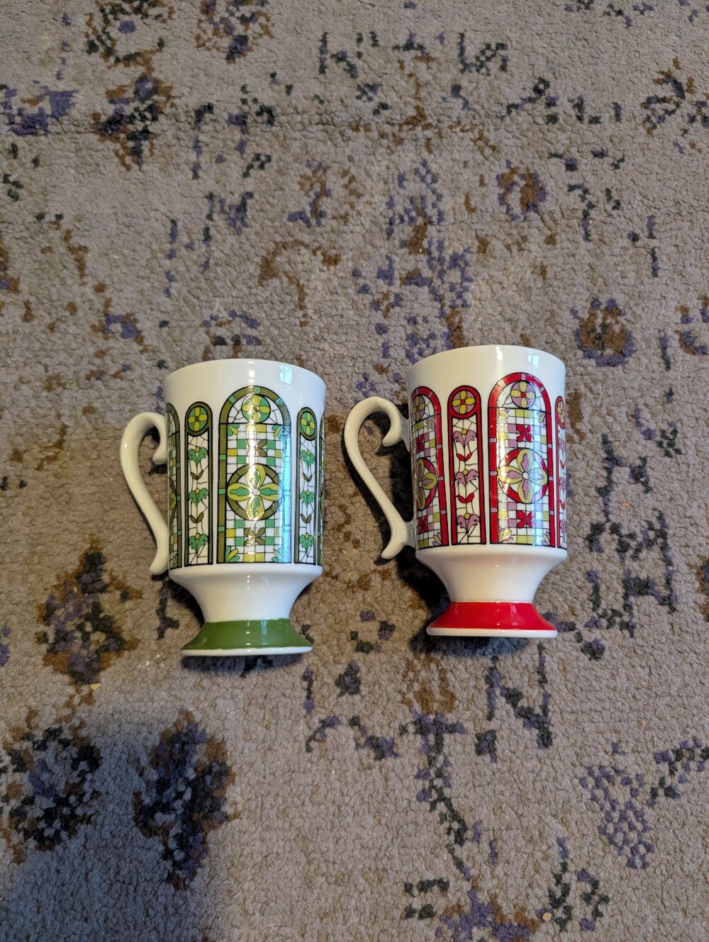 2 Vintage Royal Crown Arnart Smug Mugs Notre Dame Stain Glass Pattern Red Green